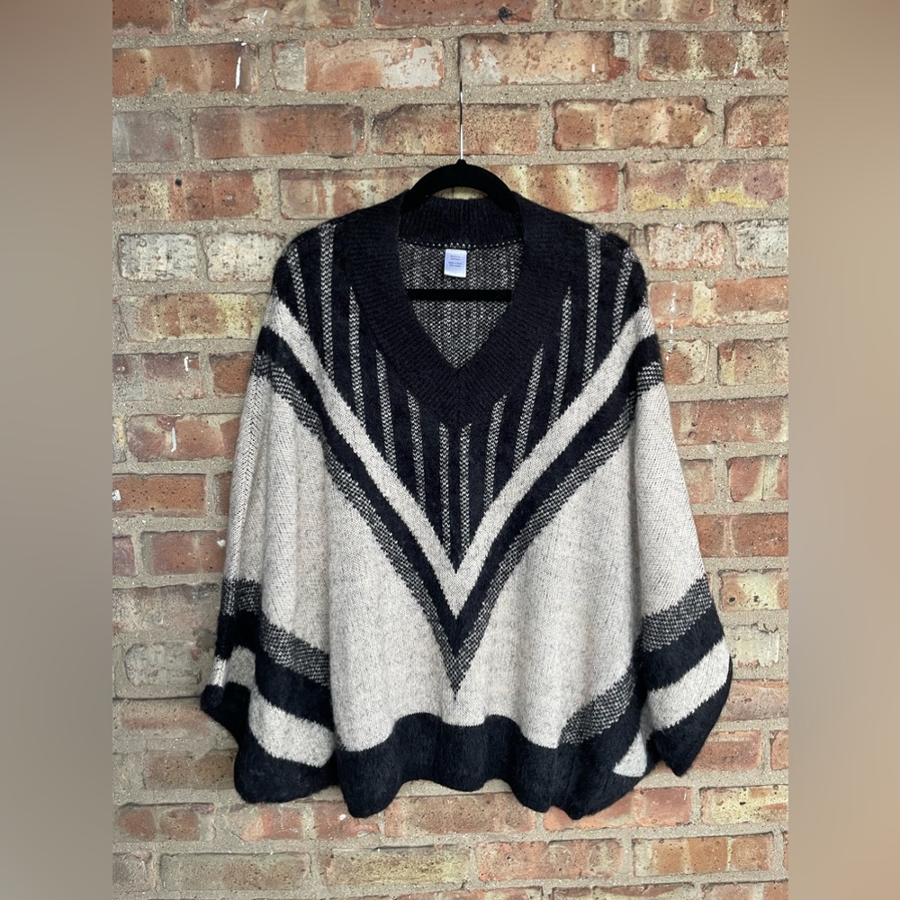 Madison 88 V-neck Art Deco Sweater Poncho🖤